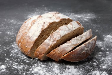 Ekmek, dilimlere ayrılmış geleneksel ekşi ekmek. Geleneksel mayalanmış ekmek pişirme yöntemleri kavramı. Sağlıklı yemek..