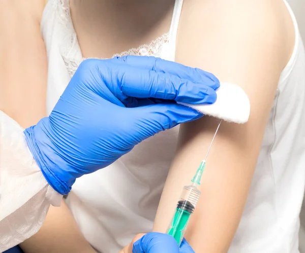 Lékař Provede Očkování Dítěte Lékař Provede Očkování Dítěte Koncept Inokulace — Stock fotografie