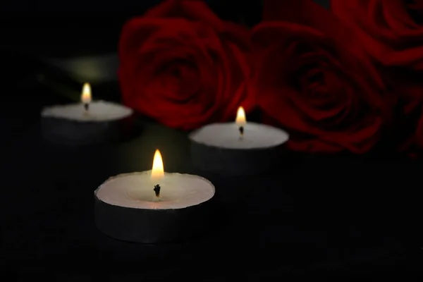 Траур Горящие Свечи Цветы Черном Траурном Фоне — стоковое фото