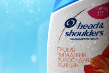 Şampuan Kafa ve Omuzlar. Banyodaki mavi arka planda bir damla su. Mogilev. Belarus 20 Ağustos 2021.