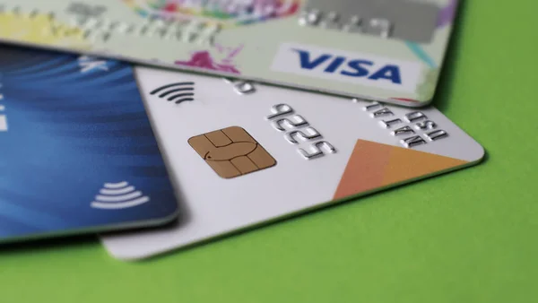 宏观信用卡与芯片特写 有选择的重点 供金融 销售或商业用途 莫吉廖夫2021年9月18日 — 图库照片