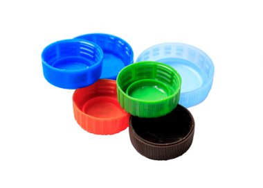 Plastik Geri Dönüşüm. Beyaz arka planda izole edilmiş renkli plastik kapaklar.