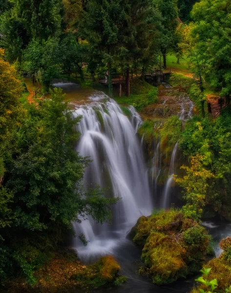 Cascada Hrvoje en la aldea del cañón del río Rastoke, Slunj, Croacia. Agosto 2020. Imagen de larga exposición. — Foto de Stock