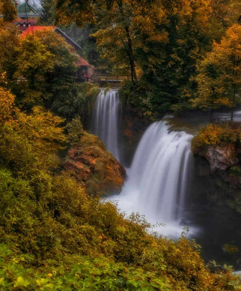 Şelale Veliki Buk - Hırvatistan 'ın Slunj kentindeki Rastoke kasabasında Korana Nehri' nin yeşil doğasında Büyük Buk. 2020 sonbaharında. Uzun pozlama resmi. — Stok fotoğraf