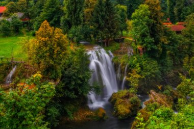 Hırvatistan 'ın Slunj kentindeki Rastoke Nehri Kanyonu Köyü' nde Şelale Hrvoje. Ağustos 2020. Uzun pozlama resmi.