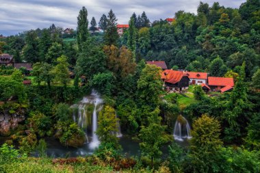 Şelale Vilina Kosa. RASTOKE, CROATIA - Ağustos 2020. - Hırvatistan 'ın Rastoke kasabası Plitvice göllerine yakın Slunj kasabasında yer alıyor. Rastoke su motorlu mekanik sistemiyle tanınır.