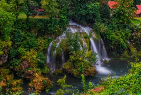 Waterfall Vilina Kosa. RASTOKE, CROATIA - august.2020. - Ethno village Rastoke in Croatia is located in the town of Slunj close to Plitvice lakes. Rastoke is known for its water powered mechanical — Stock Photo, Image