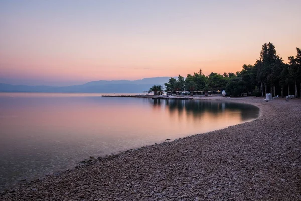 Croacia, isla Brac, playa de Supetrus al amanecer cerca de Supetar. Agosto 2020. Imagen de larga exposición. — Foto de Stock