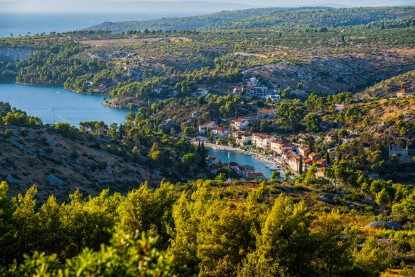 Bobovisca Na Moru pueblo vista aérea, Isla de Brac, Dalmacia, Croacia. agosto 2020 — Foto de Stock