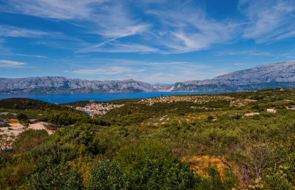 POVLJA, KROATIA - Augusztus 2020: Gyönyörű falu Povlja sziget Brac hegyi Mosor a háttérben. Panorámás kilátás. — Stock Fotó