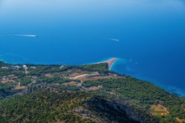 Vidova Gora dağından Zlatni Rat plajındaki panoramik manzara. Hırvatistan, Brac Adası, Ağustos 2020.