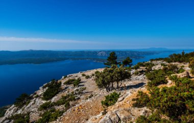 Vidova Gora dağından Zlatni Rat plajındaki panoramik manzara. Hırvatistan, Brac Adası, Ağustos 2020.