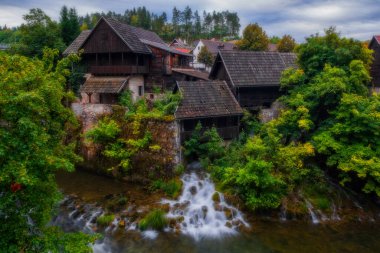 Bir sürü şelalesi olan Rastoke köyü. Slunj. Hırvatistan. Ağustos 2020, uzun pozlama resmi.