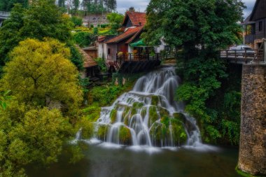 Prvi Tokat - Rastoke köyündeki Korana nehir kanyonunda ilk şelale. Hırvatistan 'da Slunj. Plitvice Lakes Ulusal Parkı yakınlarında. Ağustos 2020, uzun pozlama resmi.