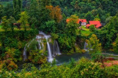 Şelale Vilina Kosa. RASTOKE, CROATIA - Ağustos 2020. - Hırvatistan 'ın Rastoke kasabası Plitvice göllerine yakın Slunj kasabasında yer alıyor. Rastoke su ile çalışan mekanik değirmenleri ve birçok şelalesi ile ünlüdür.
