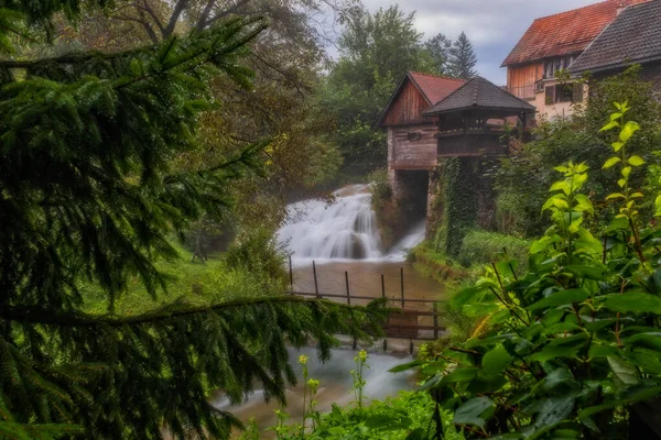 Cachoeira Desfiladeiro Rio Korana Aldeia Rastoke Slunj Croácia Perto Parque — Fotografia de Stock