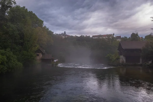 Aldeia Rastoke Perto Slunj Croácia Moinhos Água Velhos Cachoeiras Rio — Fotografia de Stock