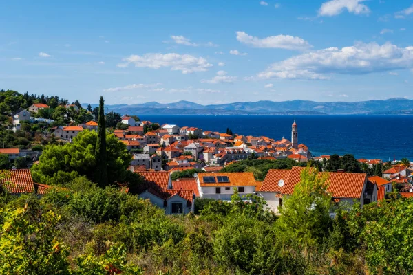 Cidade de Sutivan skyline view, Ilha de Brac, Croácia. Agosto 2020 — Fotografia de Stock