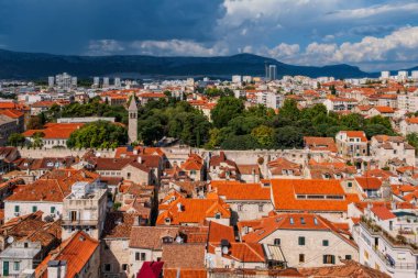Hırvatistan 'ın Dalmaçya kentinde liman ve Marjan tepesi hava manzarası ikiye bölündü. Ağustos 2020