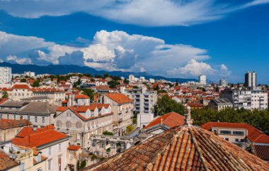 Hırvatistan 'ın Dalmaçya kentinde liman ve Marjan tepesi hava manzarası ikiye bölündü. Ağustos 2020
