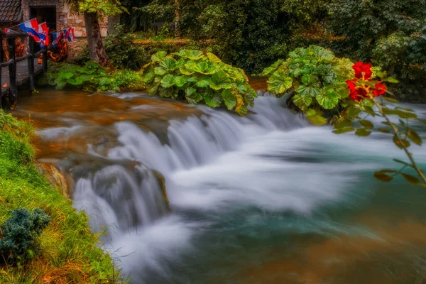 Waterfall on Korana river canyon in village of Rastoke. Slunj in Croatia. Near Plitvice Lakes National Park. August 2020, long exposure picture. — Stock Photo, Image