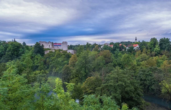 Slunj velha fortaleza ruína na natureza verde ao nascer do sol em agosto 2020. Croácia. — Fotografia de Stock