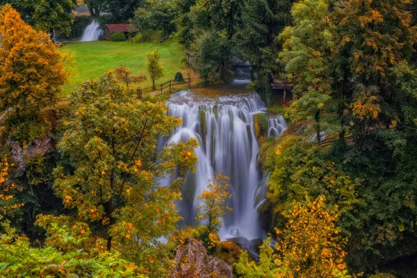 Wodospad Hrvoje w kanionie rzeki Rastoke, Slunj, Chorwacja. sierpień 2020. Obraz długiej ekspozycji. — Zdjęcie stockowe