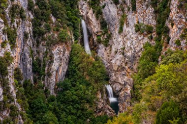 Velika Gubavica Şelalesi, Cetina Vadisi, Kanyon 'daki Cetina Nehri' nde. Ağustos 2020, uzun pozlama resmi.