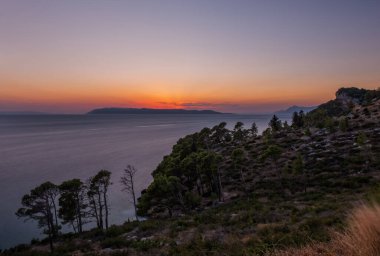 Hırvatistan 'ın en yüksek ikinci sıradağı olan Biokovo dağlarından gün batımı manzarası, Adriyatik Denizi' nin Dalmaçya kıyıları boyunca yer alıyor. Ağustos 2020
