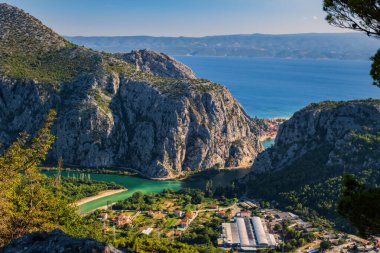 Omis 'teki Cetina nehrinin kanyonu manzarası. Hırvatistan, Avrupa. Ağustos 2020