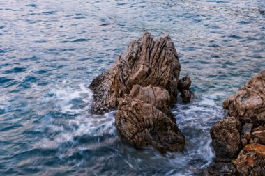 Brela, Makarska Coast, Hırvatistan - Ağustos 2020: Brela Hırvatistan 'ın en önemli turistik kentlerinden biri. Suda büyük bir taş, uzun pozlama fotoğrafı..