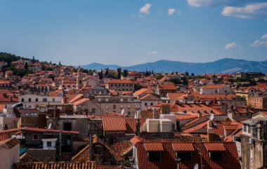 Hırvatistan 'ın Dalmaçya kentinde liman ve Marjan tepesi hava manzarası ikiye bölündü. Ağustos 2020