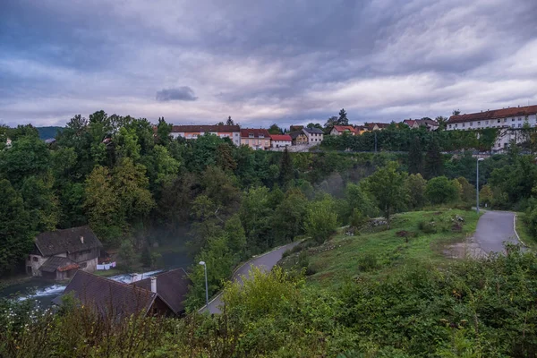 2020年8月日出时分 斯隆吉古堡在绿色自然中被毁 克罗地亚 — 图库照片