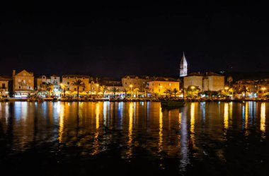 Supetar liman manzarası deniz, Brac adası, Dalmaçya, Hırvatistan. Ağustos 2020