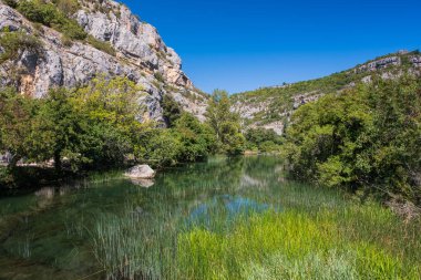 Hırvatistan 'ın Krka Ulusal Parkı' ndaki Krka Nehri manzarası. Eylül 2020