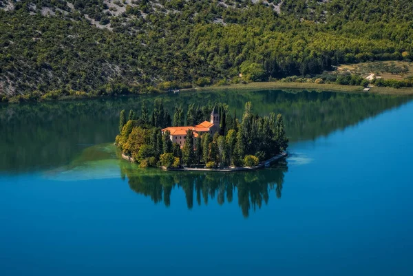Visovac Ilha Com Mosteiro Rio Krka Parque Nacional Krka Croácia — Fotografia de Stock