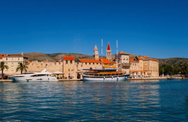 Trogir tekneleri ve liman manzarası, Hırvatistan 'ın UNESCO kenti. Eylül 2020