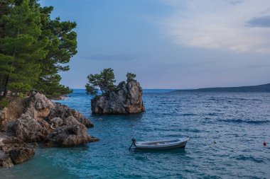 Brela Stone Kamen Brela - Brela 'nın bir sembolü, Hırvatistan' da popüler bir doğal cazibe. Brela Stone 'un güzel günbatımı manzarası, Punta Rata plajı, Hırvatistan' ın Makarska Rivierası.