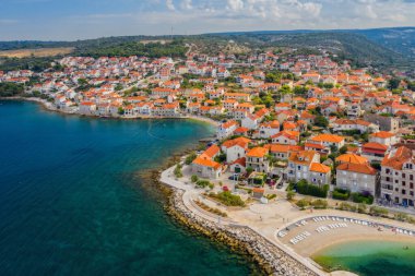 Hırvatistan 'ın Brac adasındaki Postira köyünde hava panoramik insansız hava aracı görüntüsü. Ağustos 2020