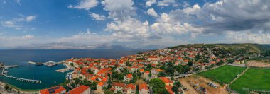 Hırvatistan 'ın Brac adasındaki Postira köyünde hava panoramik insansız hava aracı görüntüsü. Ağustos 2020