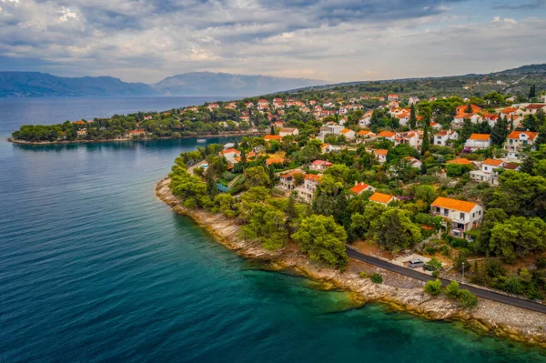 Αεροφωτογραφία κηφήνας στο χωριό Splitska στο νησί Μπρακ της Κροατίας. Αύγουστος 2020 — Φωτογραφία Αρχείου