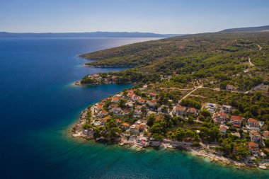 SUMARTIN, CROATIA - Ağustos 2020: sakin limanın hava aracı panoraması, Brac Adası doğu yakası bir yaz sabahı.