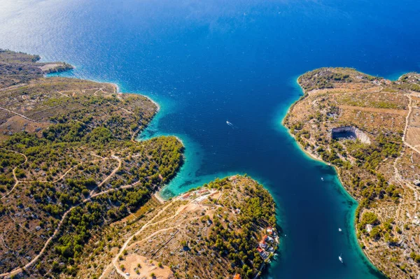 Barcos à vela em baía tranquila perto da aldeia Milna na ilha Brac, na Croácia. Vista aérea de drones em agosto de 2020 — Fotografia de Stock