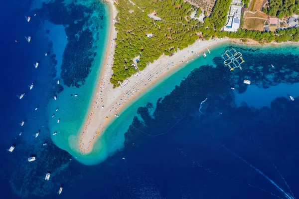 Zlatý plášť - Zlatni rat na ostrově Brač, letecký pohled Chorvatska v srpnu 2020 — Stock fotografie