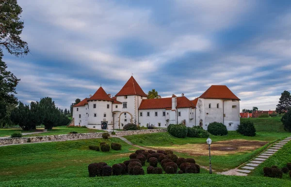 Схід на схід в міському парку і старий замок в місті Вараздін, Хорватія. Вересневий хмарний ранок 2020 — стокове фото