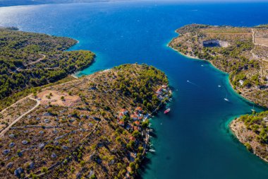 Hırvatistan 'ın Brac adasındaki Milna köyü yakınlarındaki sakin körfezde yelkenli sürüyor. Ağustos 2020 'de hava aracı görüntüsü