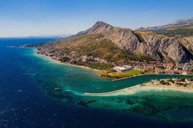 Hırvatistan 'ın Omis kentinin Panoraması - seyahat geçmişi. Ağustos 2020 'de hava aracı resmi