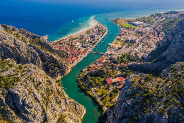 Hırvatistan 'ın Omis kentinin Panoraması - seyahat geçmişi. Ağustos 2020 'de hava aracı resmi