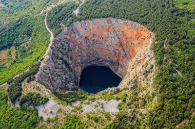 Kızıl Göl (Hırvatça: Crveno jezero), Hırvatistan 'ın Imotski kenti yakınlarında bir karst gölü bulunan çöken bir göl. 530 metre derinliğindedir ve bu yüzden Avrupa 'daki en büyük çöküş dolinidir. Ağustos 2020, hava aracı atışı.