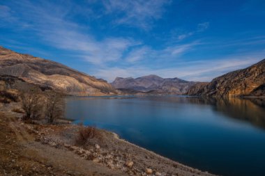 Tortum Gölü, güzel manzara. Tortum Gölü, Tortum Deresi 'nde oluştu. Gök mavisi suyu olan cennet gölü. Ocak 2021